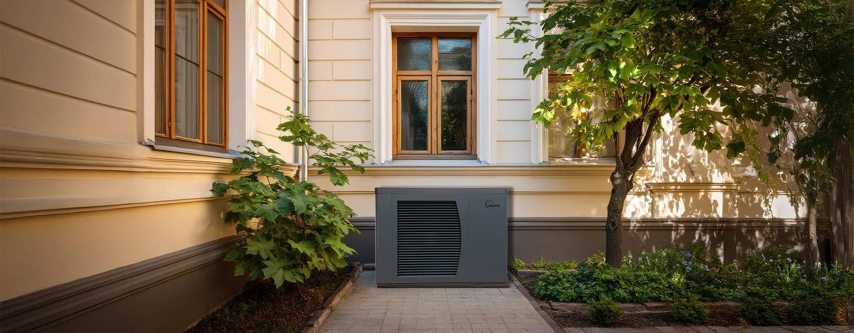 Wärmepumpe SolvisPia von Solvis vor einem Altbau. 