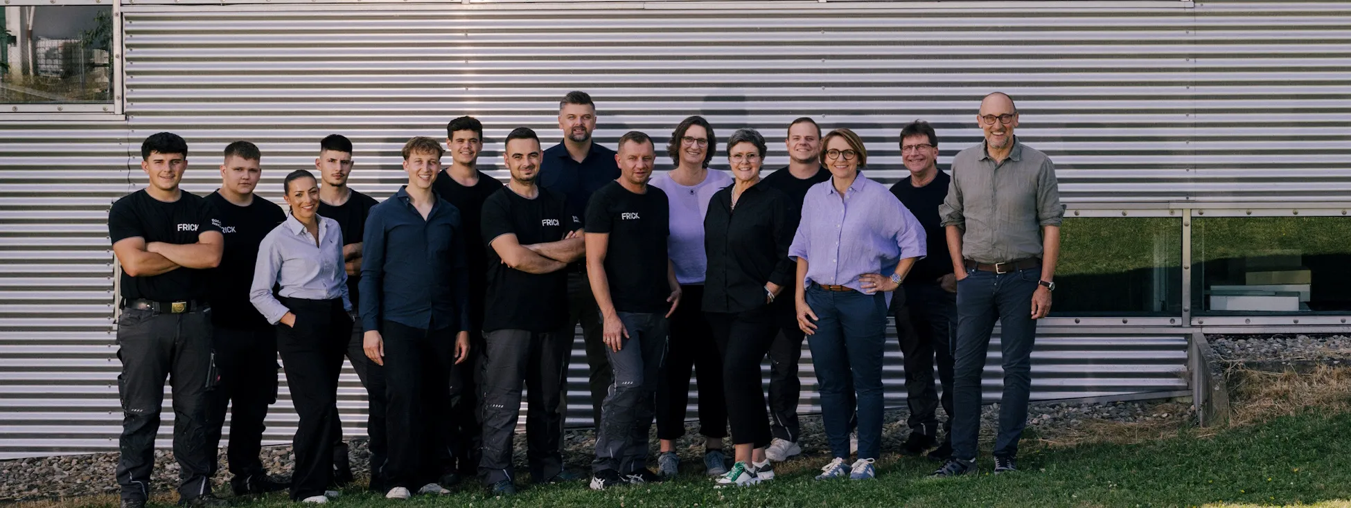 Das Team von Frick vor dem Firmengebäude