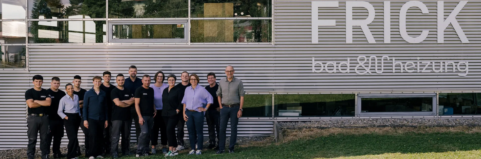 Das Team von Frick GmbH vor ihrem Firmengebäude