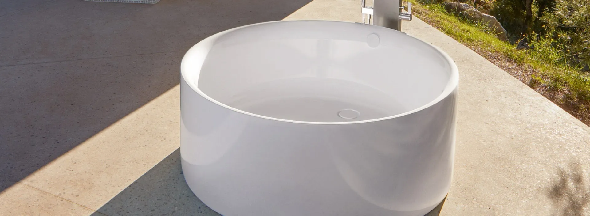 Badewanne BettePond freistehend im abendlichen Sonnenlicht