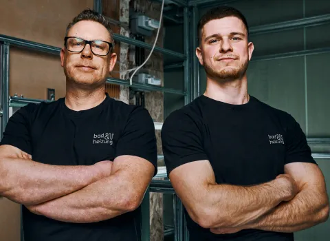 Anlagenmechaniker SHK vor der Rohinstallation eines Badezimmers.