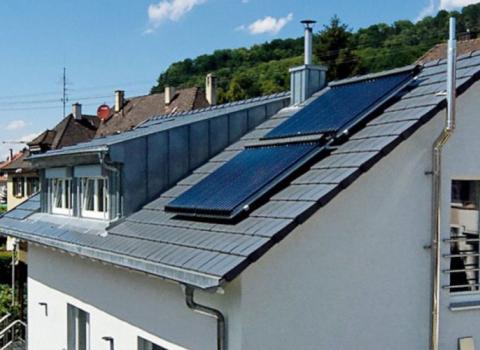 Haus mit Solarmodulen auf dem Dach.