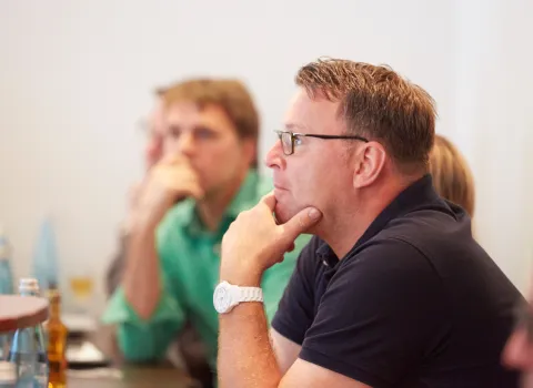 SHK-Handwerksunternehmer in einem Workshop.