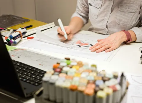 Zeichnen einer Skizze am Arbeitsplatz.