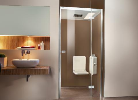 Badezimmer in beige und Braun mit der Dampfdusche Body + Soul von Artweger als Nischenlösung.