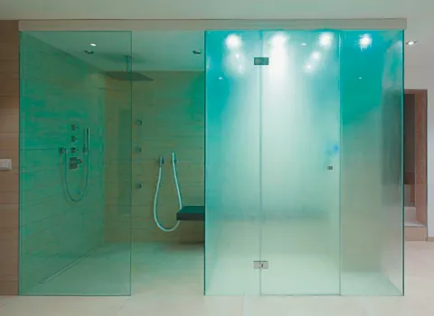 Eine Dampfdusche mit grünen Lichteffekten.