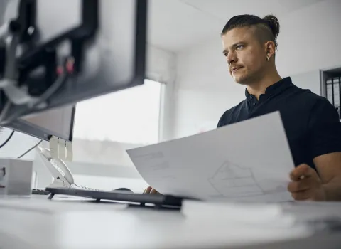 Projektleiter Heizung bei der Planung von energieeffizienten Heizungssystemen.