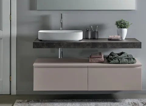 Modernes Bad von Stocco mit Aufsatzwaschbecken, dunkler Konsole und schwebendem Unterschrank in hellem Beige.