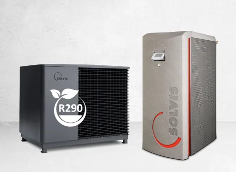 Wärmepumpe SolvisLea Pro mit R290 Symbol und Heizkessel SolvisBen schräg stehend vor neutralem Hintergrund.