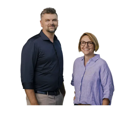 Die beiden Badezimmer-ExpertINNEN Daniel Blaskovich und Martina Frick vor neutralen Hintergrund.