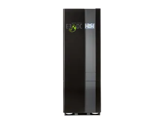Ein einzelnes E3/DC-Stromspeichersystem in Schwarz steht zentral auf transparentem Hintergrund.