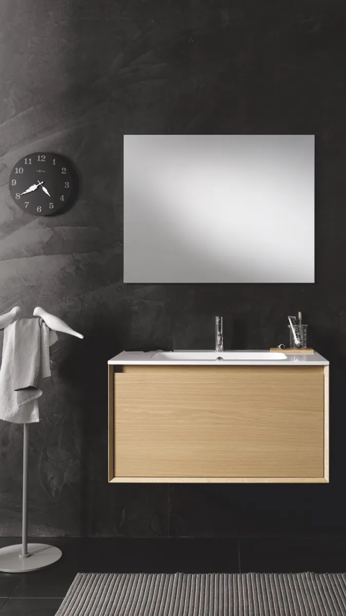 Stocco-Waschtisch Iks Up in der RN-Ausführung mit weißem Rahmen und Holzfront unter Spiegel.