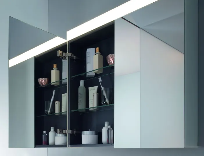 Offener Lichtspiegelschrank mit Innenverglasung und horizontaler Lichtsäule oberhalb der Spiegelfläche.