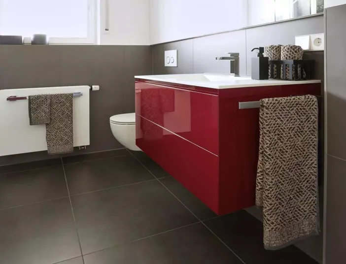 Kleines Platzwunder mit Spiegelschrank und rotem Waschtisch