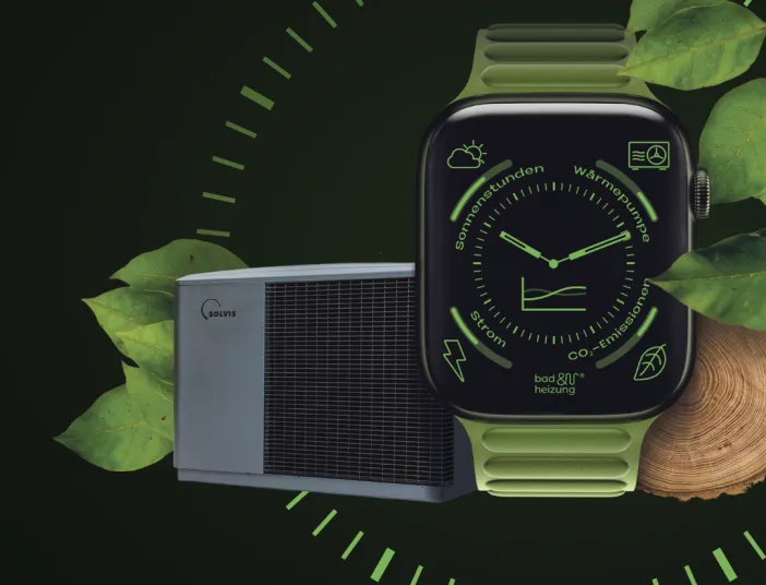 Bildmontage mit einer Wärmepumpe von Solvis, Energieuhr und den Energietraeger Holz.